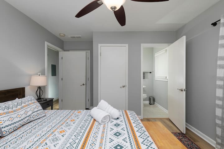 Master 's bedroom har sitt eget halvbad