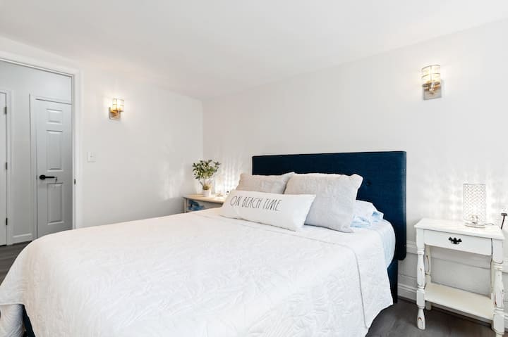 Основна спалня с двойно легло и 10 - инчов матрак с мемори пяна. Всички наши матраци са в обвивки за предотвратяване на дървеници и имат допълнителен протектор за матраци. И ние отсядаме тук и искаме безопасна и чиста среда!