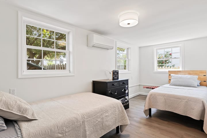 Две единични легла с памет „10 - инчов матрак с мемори пяна с вентилация с въздушен поток “. 