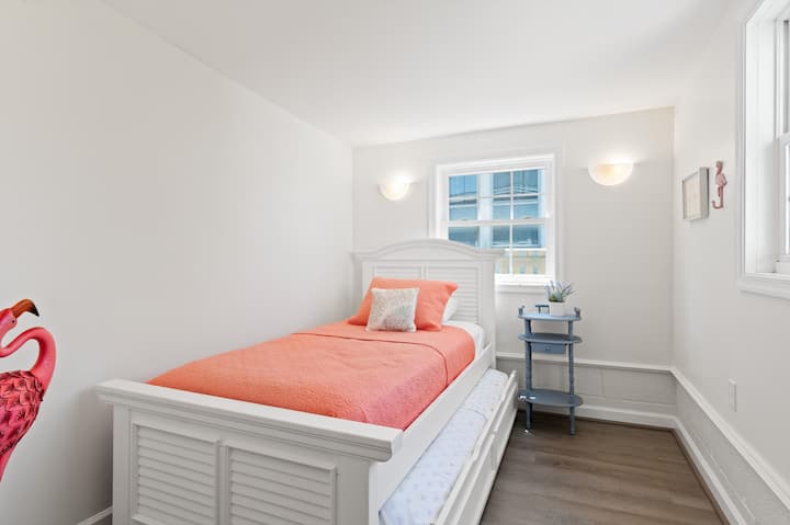 Двойно легло с въртележка, която може да бъде извадена, за да се направи уютно място за нощувка след ден на плажа!