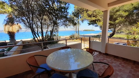 Popular Airbnb listing: Seaside Lux apartment in Općina Kukljica