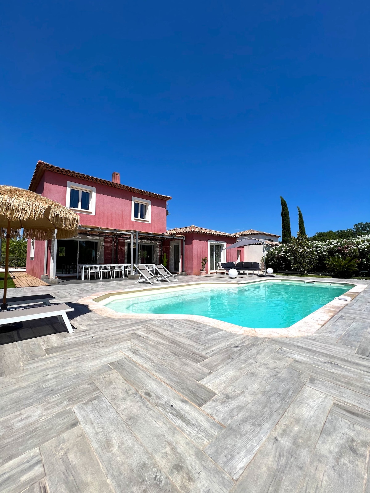 Villa with pool 12 people near hyères.