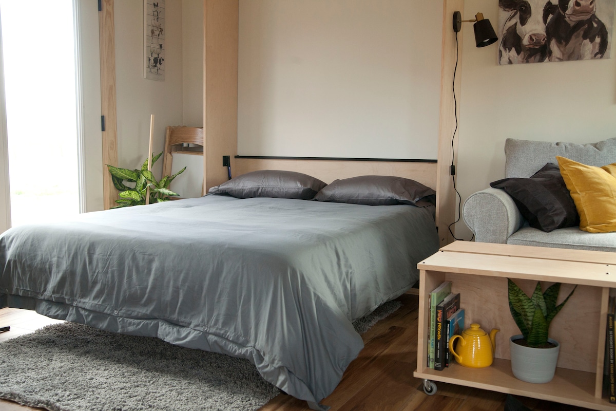 Krevati Murphy bie lehtësisht me menteshat e veprimit me piston. Dyshek dopio "queen" që duket shumë i fortë dhe i rehatshëm. Ky NUK është një dyshek bazë me ajër, por një krevat i shkëlqyer për të fjetur. Krevati mund të hiqet me çarçafin mbi të, kështu që mos bëj zhurmë me çarçafin.