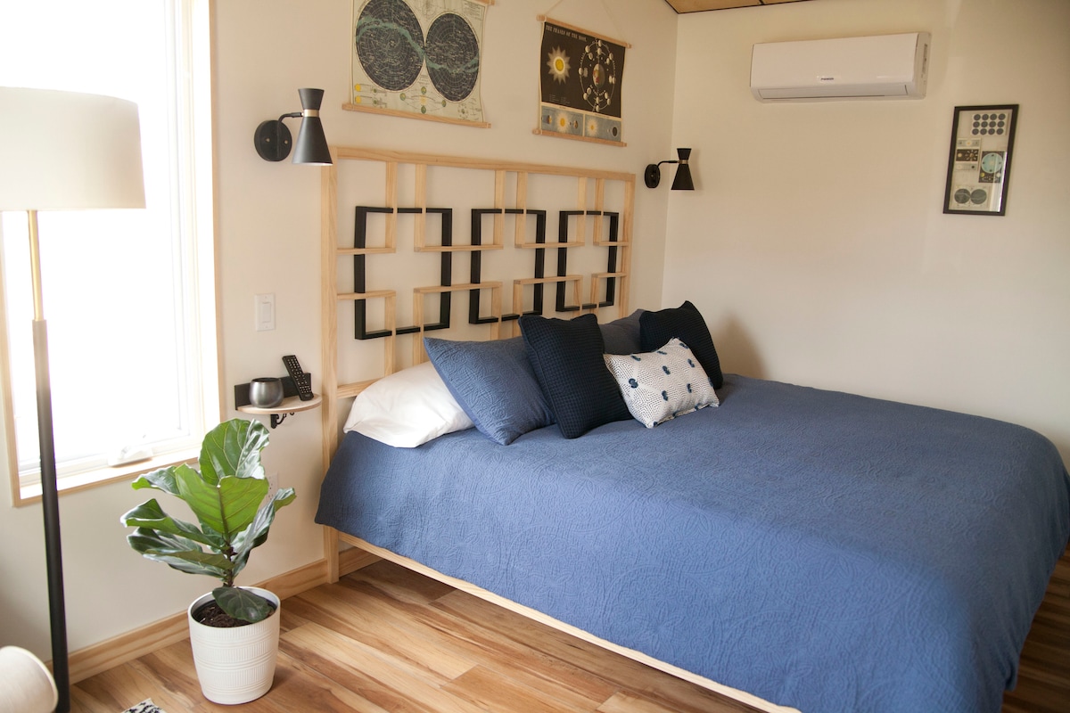 krevat i personalizuar me madhësi king, i punuar me dorë, 25 inç nga toka për kushte lehtësuese për personat me aftësi të kufizuara dhe shumë jastëkë luksozë.  