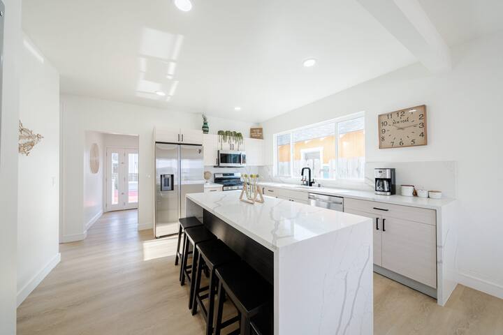 Luxury Beach Bungalow Steps to Sand and Pier gallery image 5