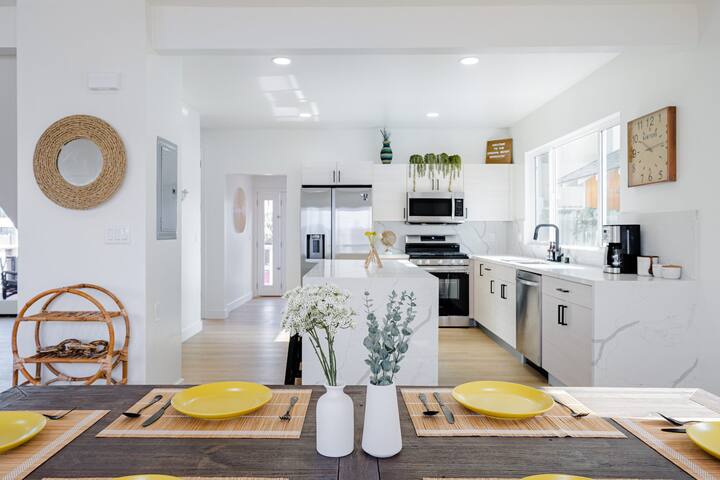 Luxury Beach Bungalow Steps to Sand and Pier gallery image 4