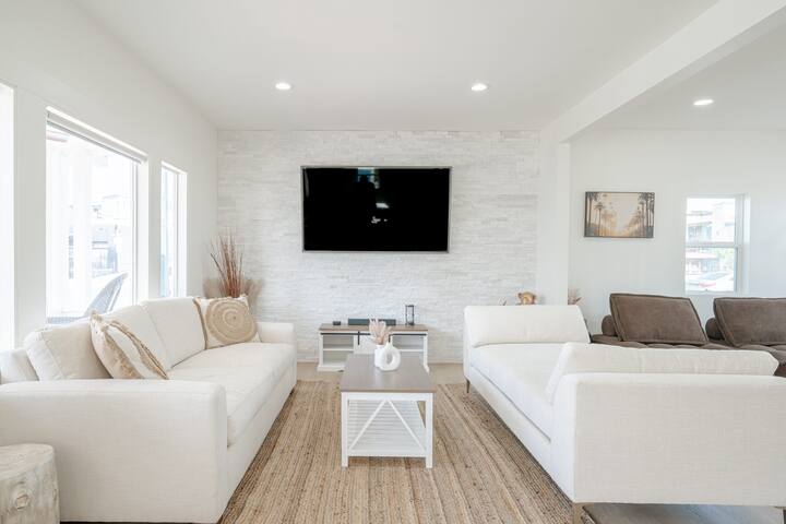 Luxury Beach Bungalow Steps to Sand and Pier gallery image 3