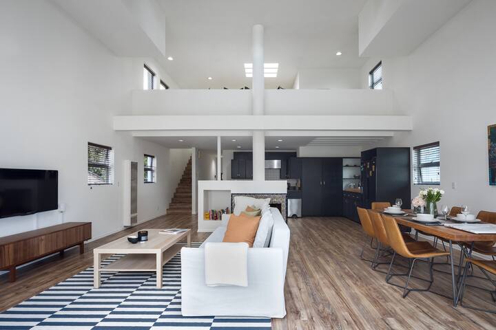 Architectural townhouse with parking 5min to beach gallery image 2