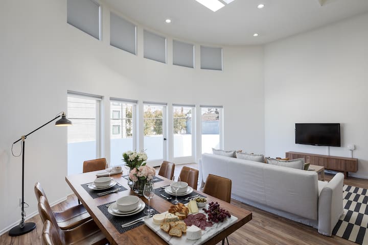 Architectural townhouse with parking 5min to beach