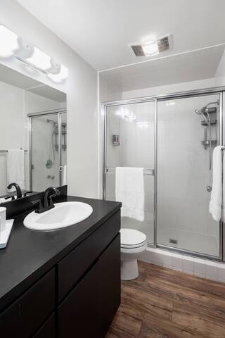 Architectural townhouse with parking 5min to beach gallery image 4