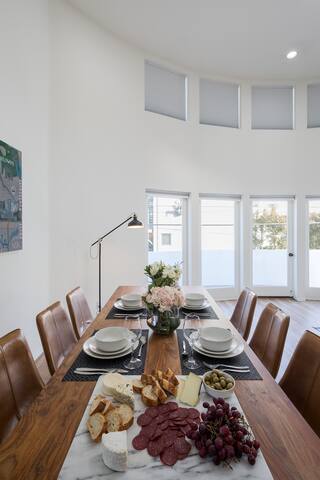 Architectural townhouse with parking 5min to beach gallery image 5