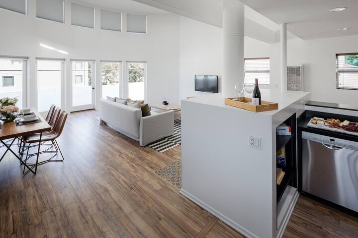 Architectural townhouse with parking 5min to beach gallery image 3