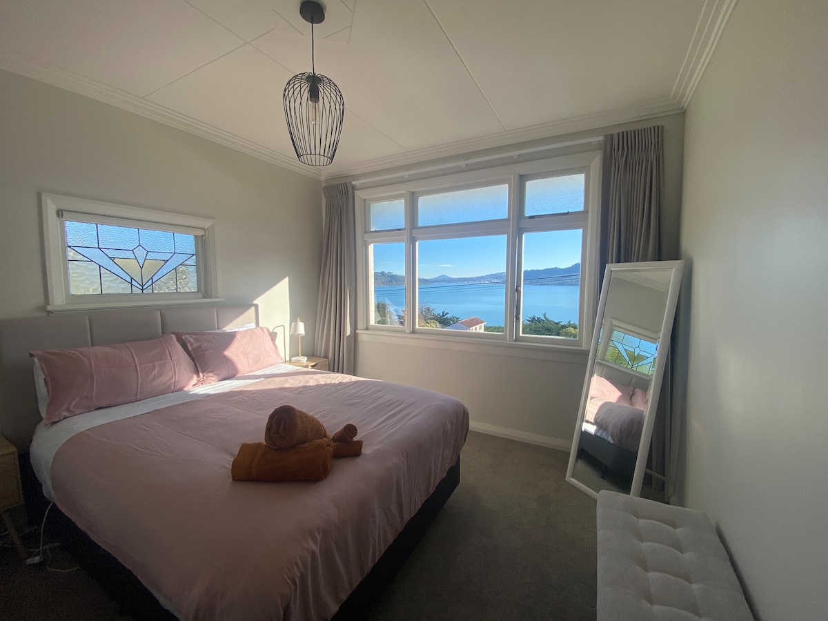 Hoofdslaapkamer met prachtig uitzicht, zachte comfortabele bedden en kussens, veel kledingkastruimte