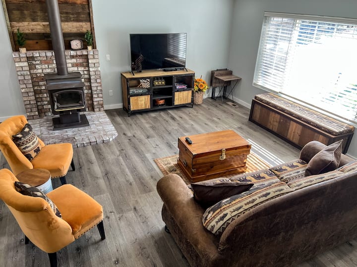 Dog friendly home, with A/C, near Deschutes River Vacation homes for