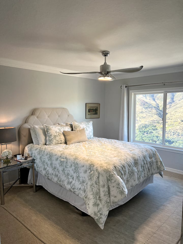 Treća spavaća soba lijepo uređena s prekrasnim pogledom.