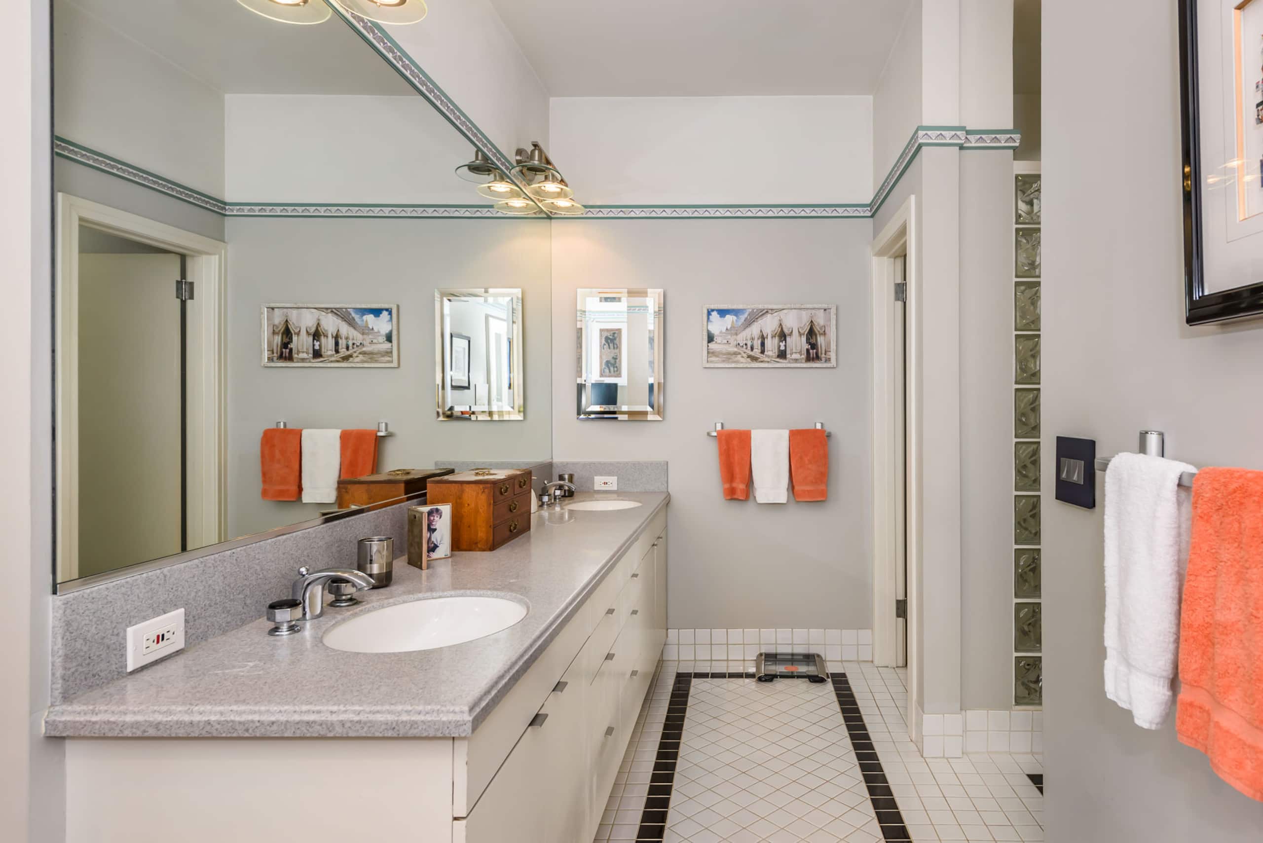 Home in San Francisco · ★4.94 · 3 bedrooms · 3 beds · 2.5 baths - Image 17