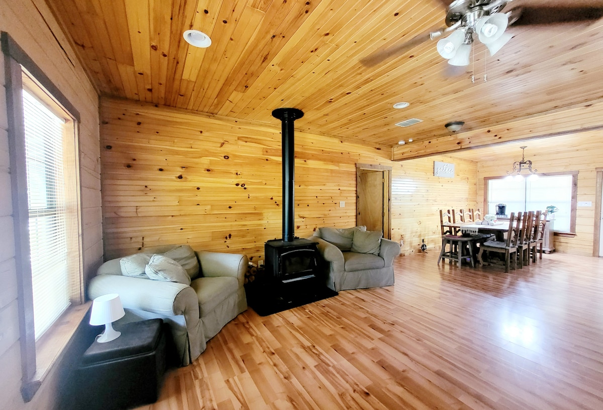 Основна всекидневна с печка на дърва. Перфектно за зимните месеци.