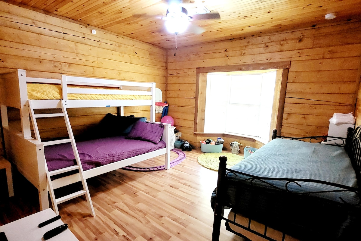 Детска стая. Двойна стая с 2 отделни легла над двуетажно легло и разтегателен диван. Изобилие от място за играчки и игри.