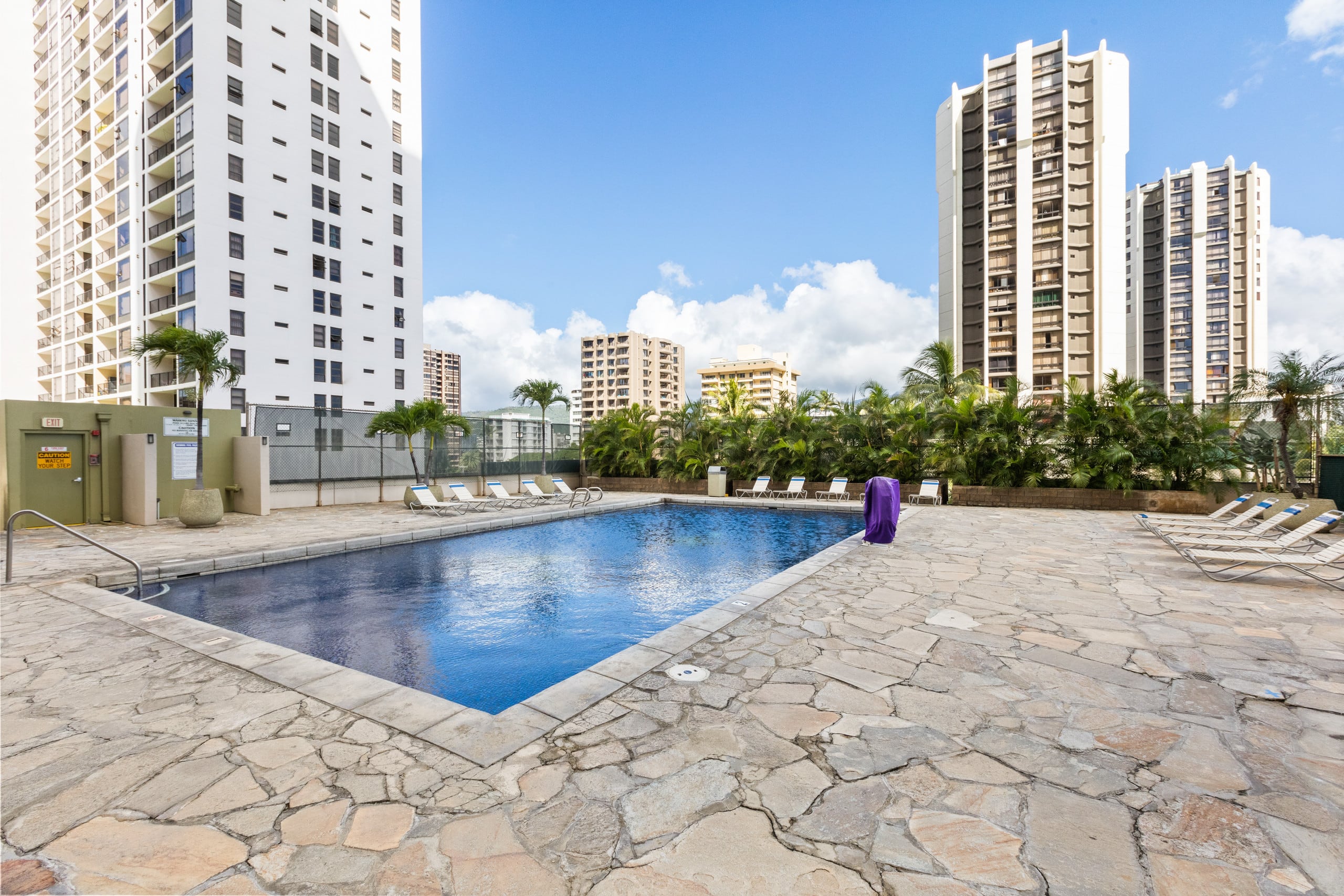 Condo in Honolulu · ★4.92 · 1 bedroom · 2 beds · 1 private bath - Image 34