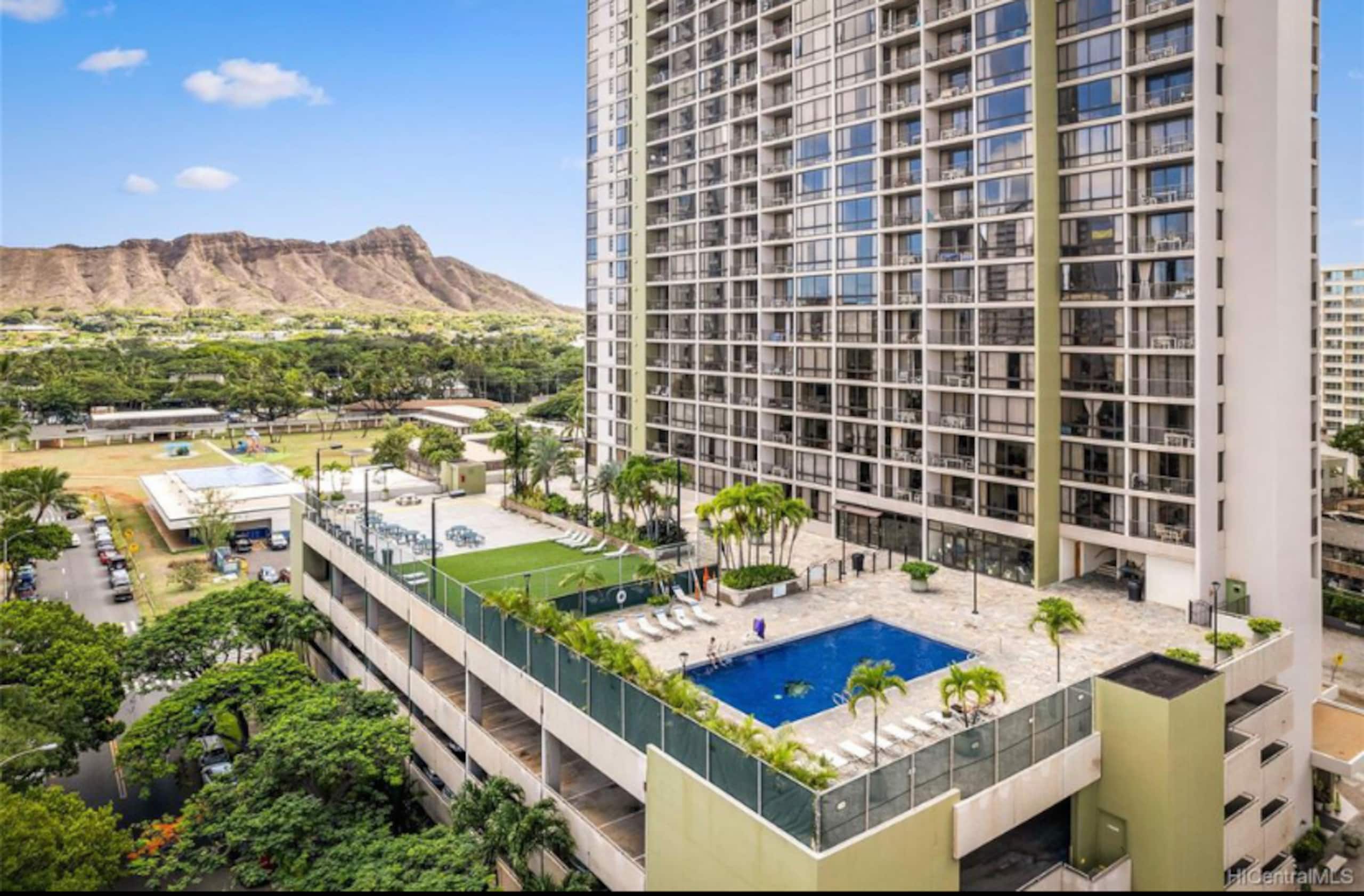 Condo in Honolulu · ★4.92 · 1 bedroom · 2 beds · 1 private bath - Image 32