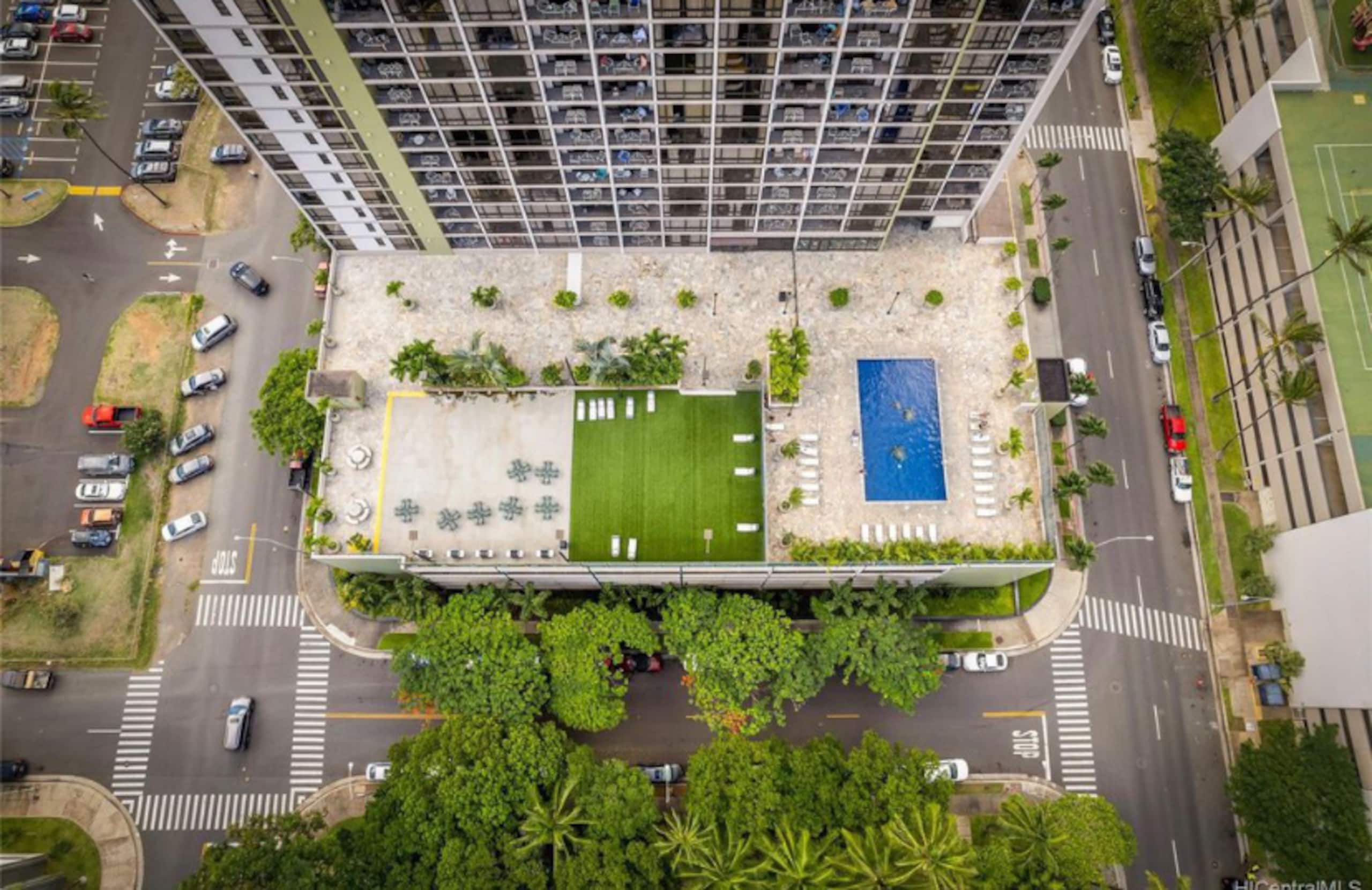 Condo in Honolulu · ★4.92 · 1 bedroom · 2 beds · 1 private bath - Image 25