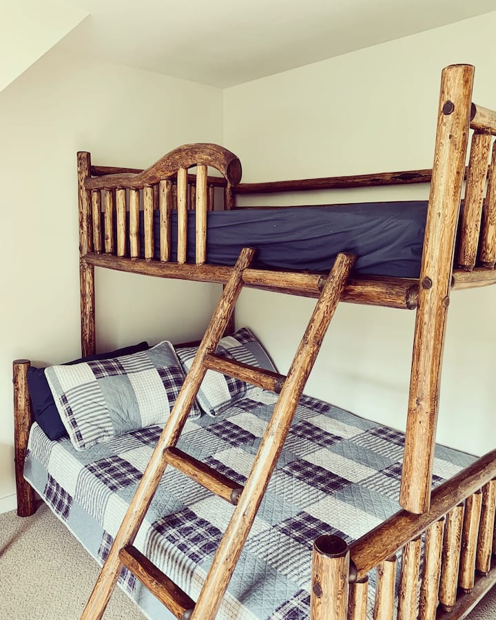 Საძინებელი ტყუპი / ერთადგილიანი ორსართულიანი საწოლით 