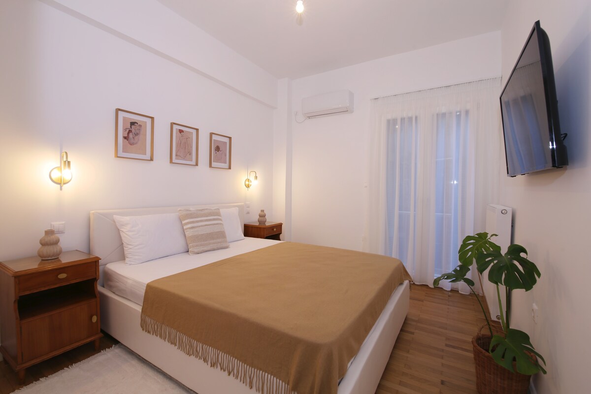 Spálňa s výhľadom na očarujúci malý priestor v zadnej časti budovy, ktorý poskytuje maximálny pokoj a ticho 