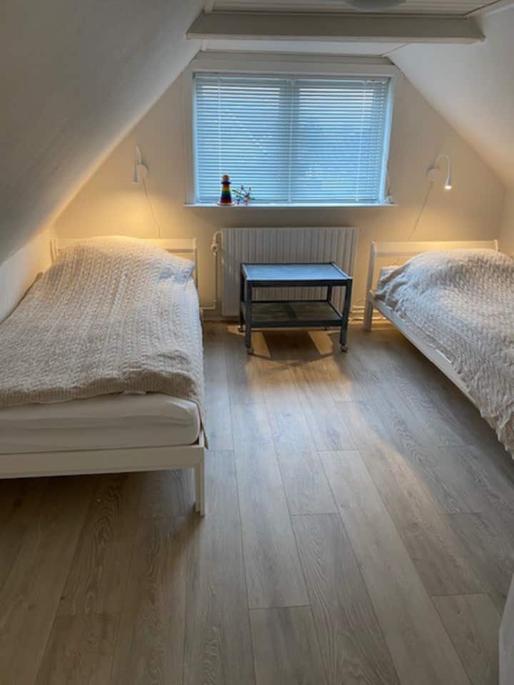 ห้องนอนหมายเลข 4 ที่ชั้น 1 อยู่ต่ำถึงเพดานและบันไดค่อนข้างชันเนื่องจากบ้านเก่า แต่ที่นี่อบอุ่นและมีวิวสวยๆของ Piggerbakken นอกจากนี้ยังมีห้องขนาดเล็กกว่าที่ชั้น 1 ซึ่งสามารถใช้เป็นที่เก็บของหรือเตียงเด็กอ่อนได้