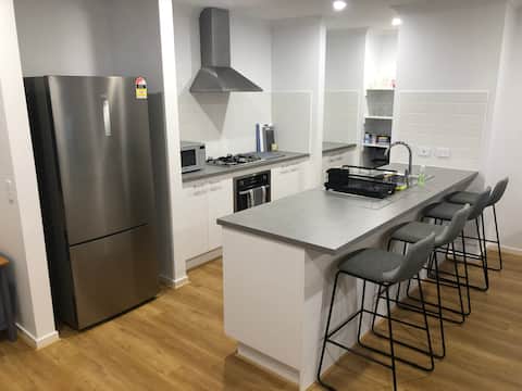 Top performing Airbnb: Near new, 3 bedroom home, 700m from the beach in St Leonards