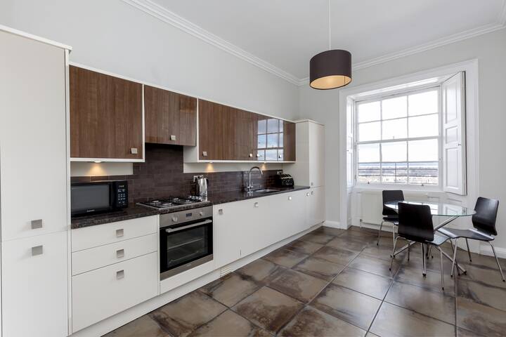 York Place City Centre 4 bedroom Apartment gallery image 2