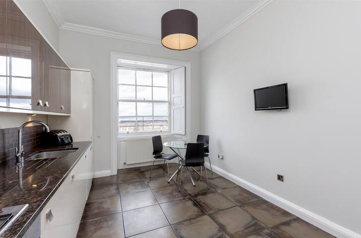 York Place City Centre 4 bedroom Apartment gallery image 3