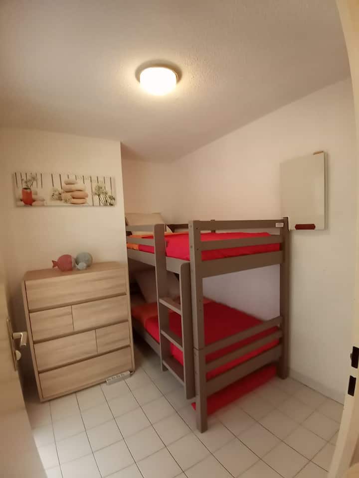 Brvnara ima 2 kreveta: krevete na kat (na ulazu u stan). 