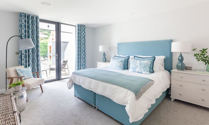 Dormitorio principal con balcón privado.