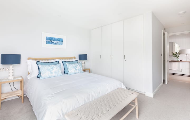 El segundo dormitorio con armarios grandes.