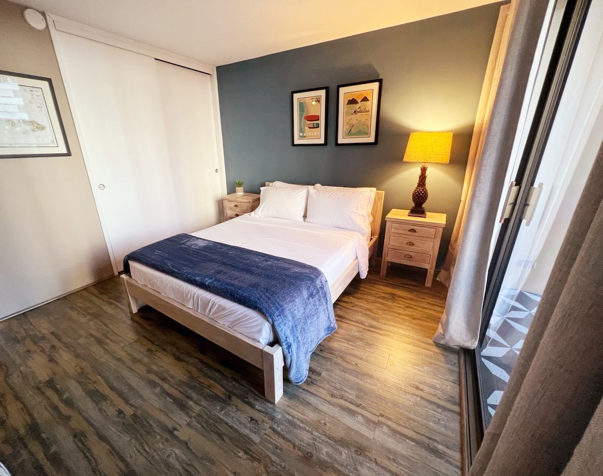 nice comfortable room with queen size bed - closet for hanging your clothes.   New cordless vacuum for cleaning up the mess as needed.