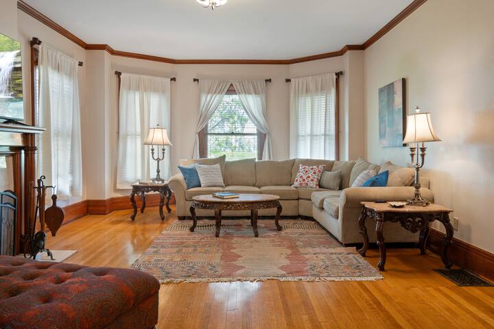 Stately Park Ave. Century Home – Sleeps 6! gallery image 3