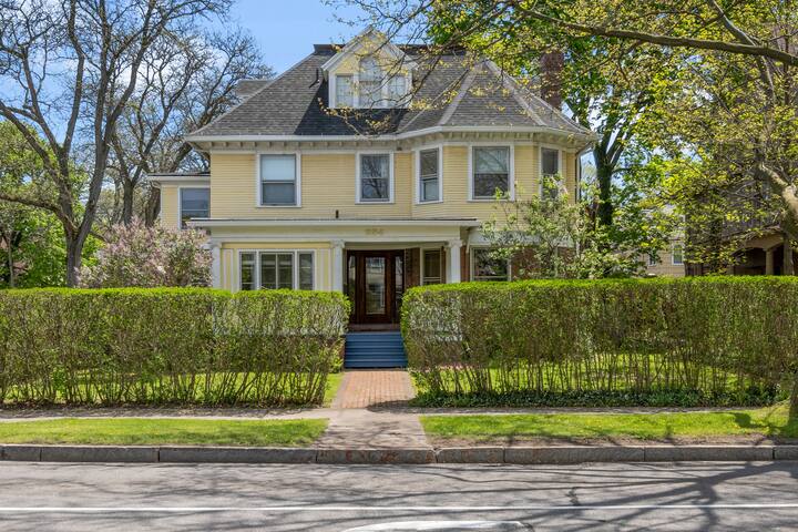 Stately Park Ave. Century Home – Sleeps 6! gallery image 5