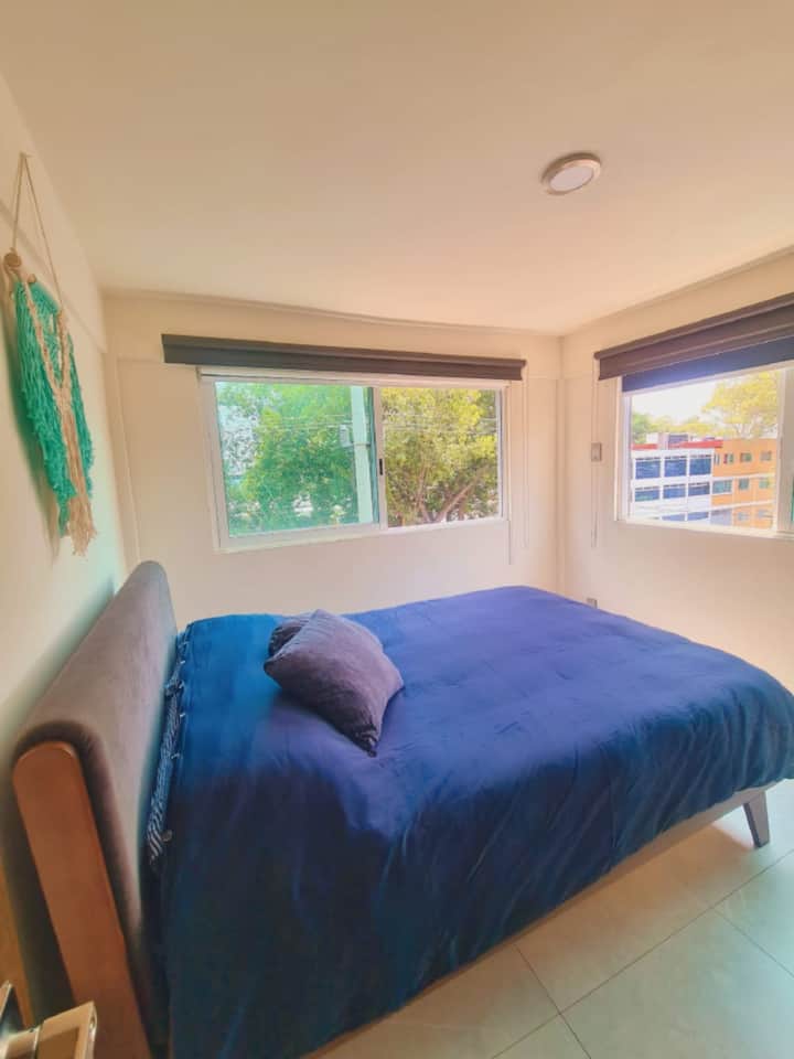 Спалня 2: Има голям килер, 2 - те спални разполагат с двойно легло с хипоалергенни възглавници, олекотена завивка и отлично осветление 