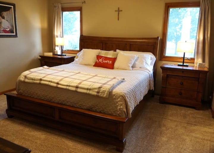 Bračni krevet (širine 180 - 200 cm) u spavaćoj sobi.  