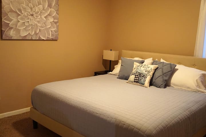 4. spavaća soba u prizemlju.

Bračni krevet (širine 180-179 cm).  

Dodirnite svjetiljke s priključcima za punjenje.  