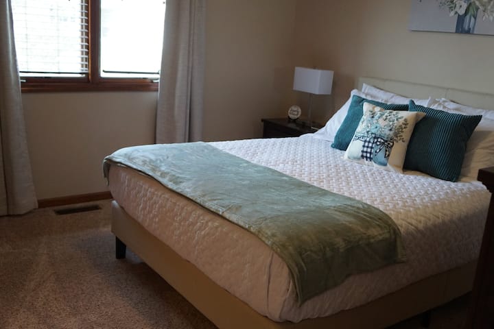 Spavaća soba s bračnim krevetom (160x200) i radnim stolom.   Na katu