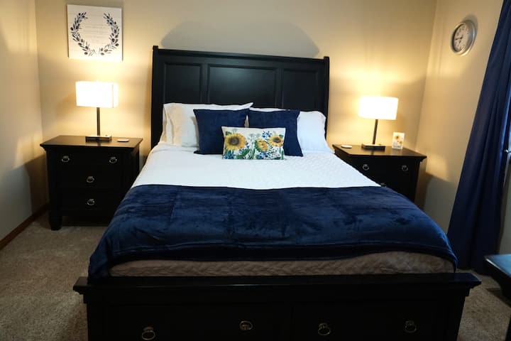 Bračni krevet (širine 150-179 cm) na katu.  Dodirnite svjetiljke s 3 smjera i priključcima za punjenje.  
