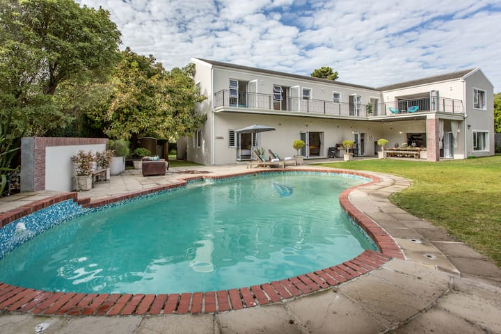 Luxury 5 bedroom Home + Pool & Fives Soccer pitch