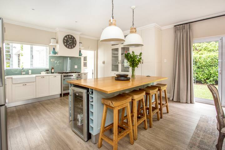 Luxury 5 bedroom Home + Pool & Fives Soccer pitch gallery image 2