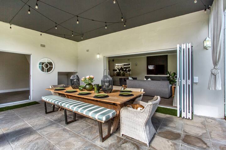 Luxury 5 bedroom Home + Pool & Fives Soccer pitch gallery image 4