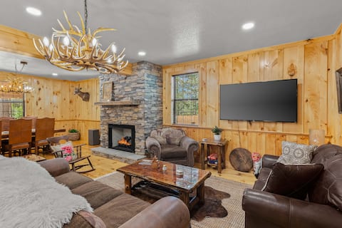 Cabin-King Log Bed, Hot Tub, Fireplace, Pool Table