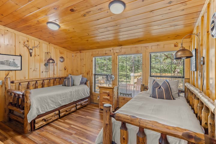 Camas nido individuales con mesa auxiliar de tronco enrollable