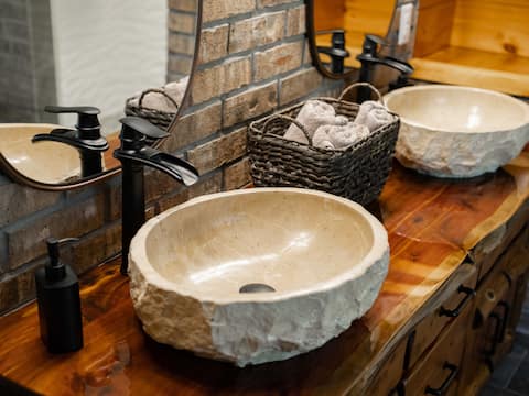 Cabin-King Log Bed, Hot Tub, Fireplace, Pool Table