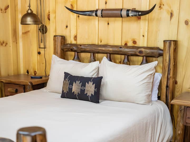 Cama de tronco de la suite Queen en la planta baja con sábanas de