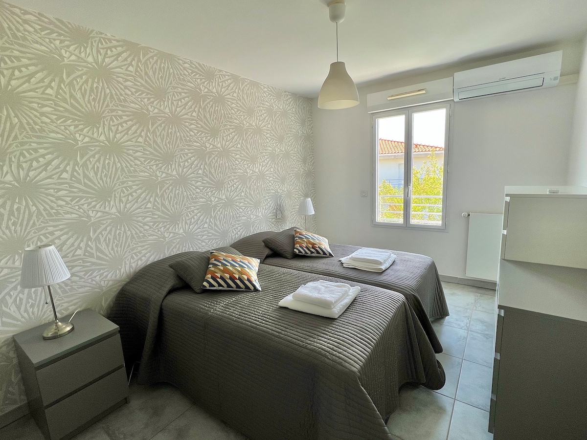 ห้องพักปรับอากาศพร้อมเตียงเดี่ยวใหม่และสะดวกสบาย 2 หลังที่สามารถเข้าถึงได้ 